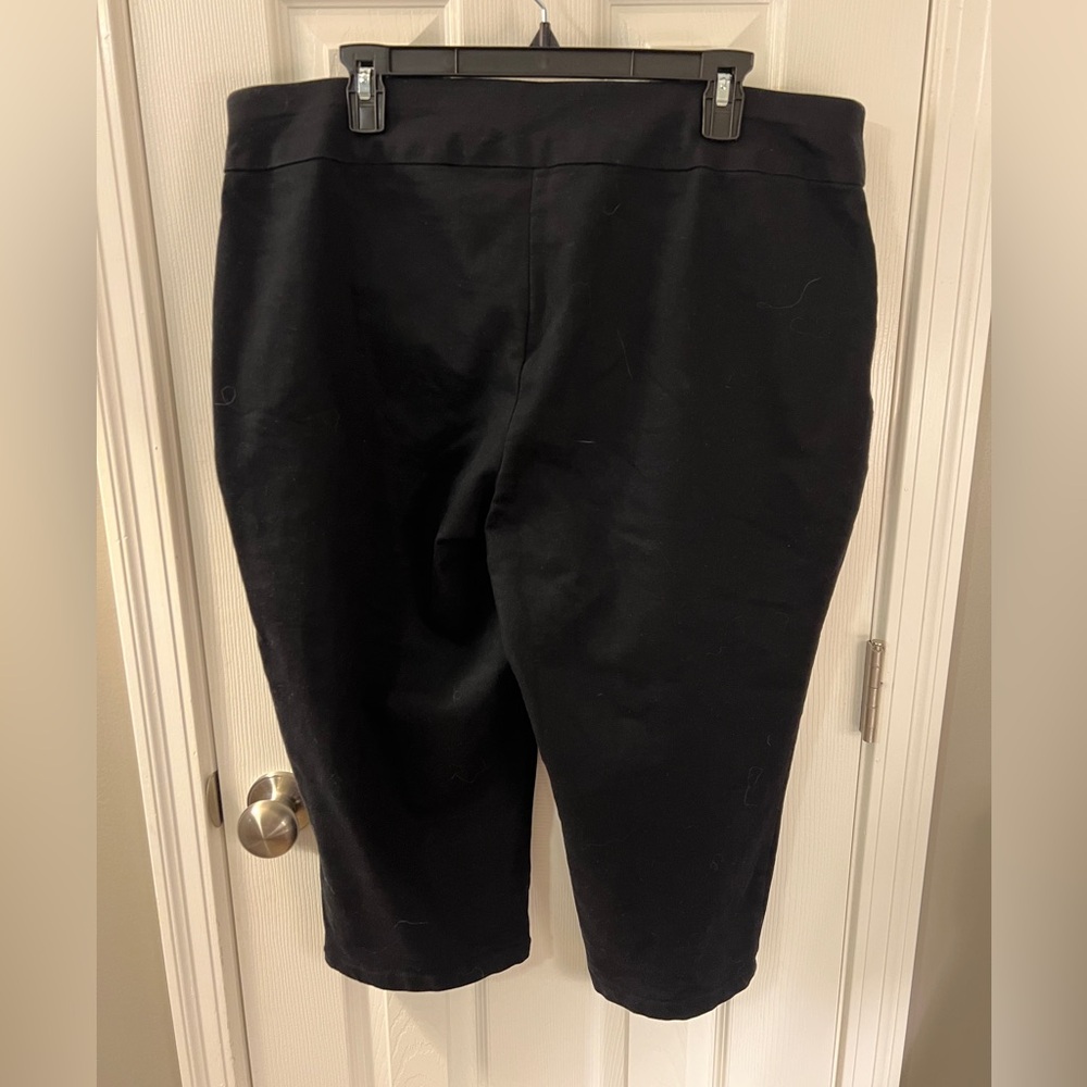 Croft and Barrow Women's Black Capri Pants - Picture 3 of 6